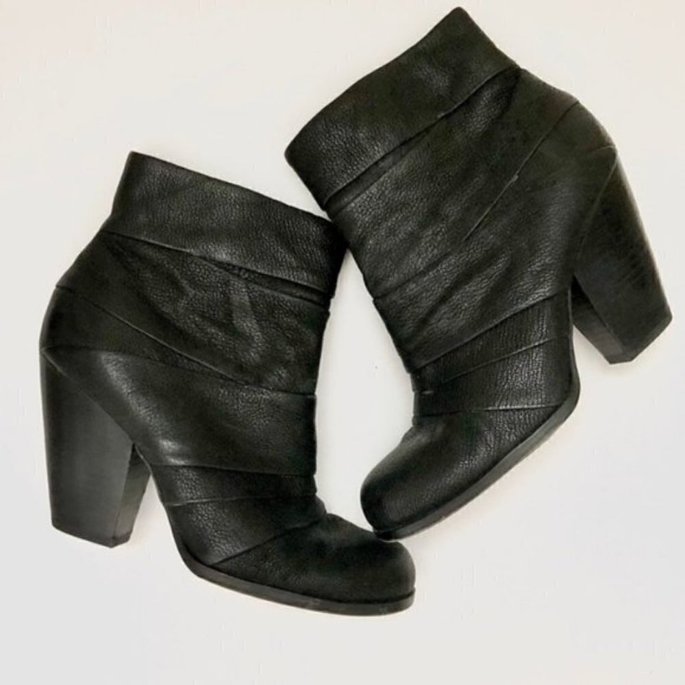 Vince Camuto Belta Leather Ankle boots black 10
